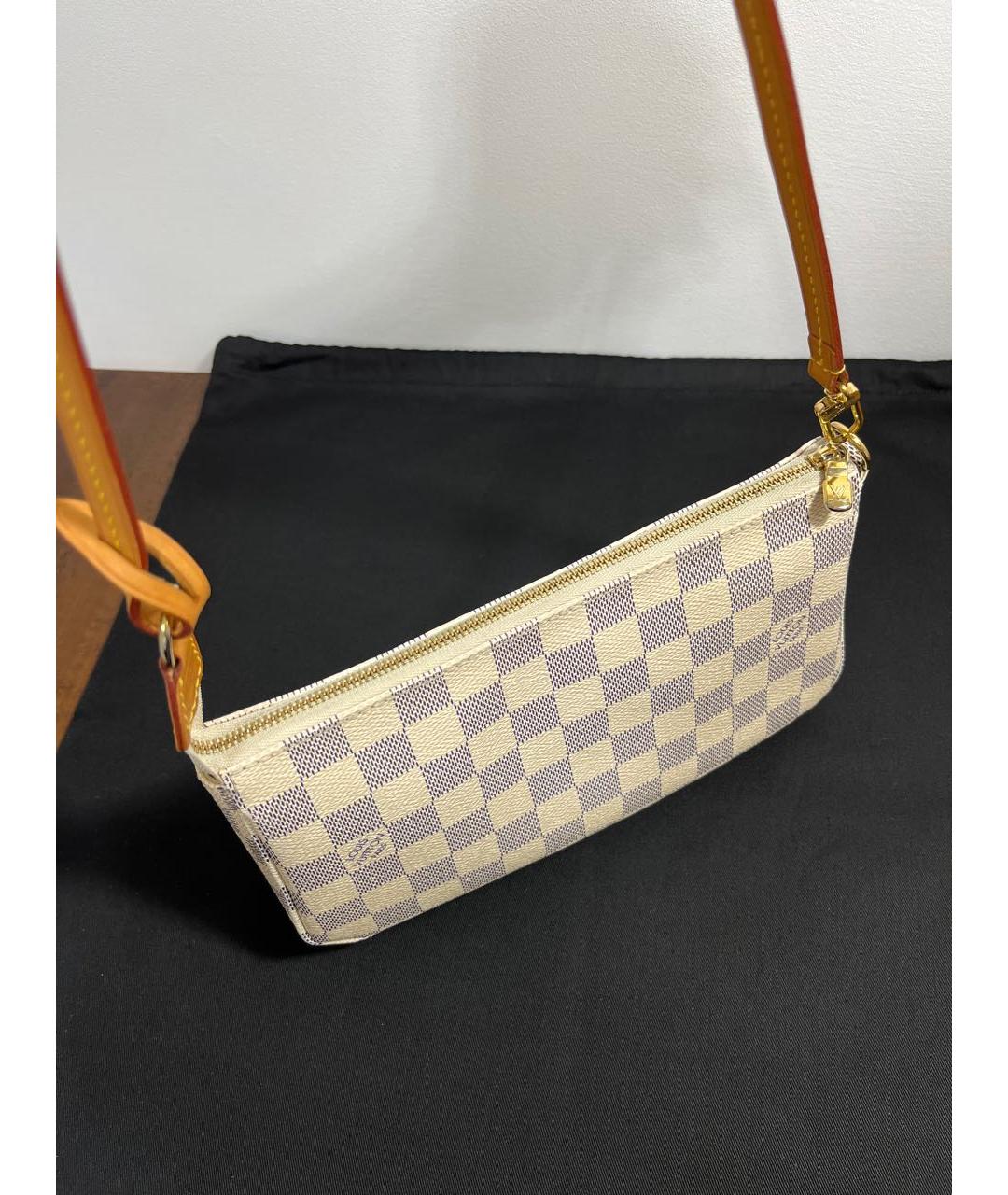 LOUIS VUITTON Pochette