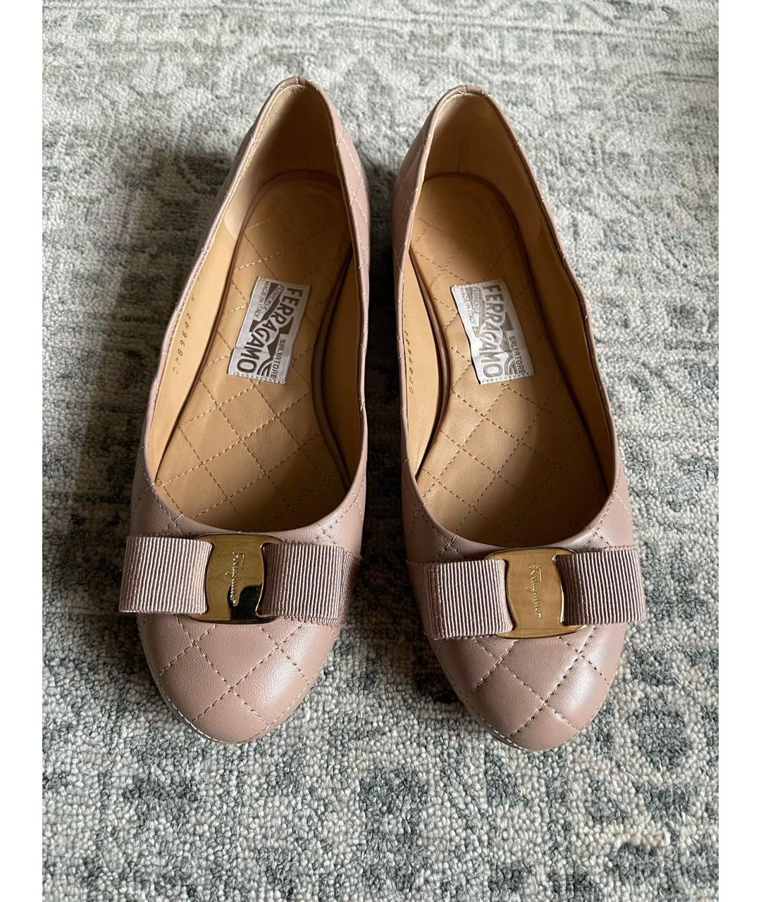 FERRAGAMO Бежевые кожаные балетки, фото 2