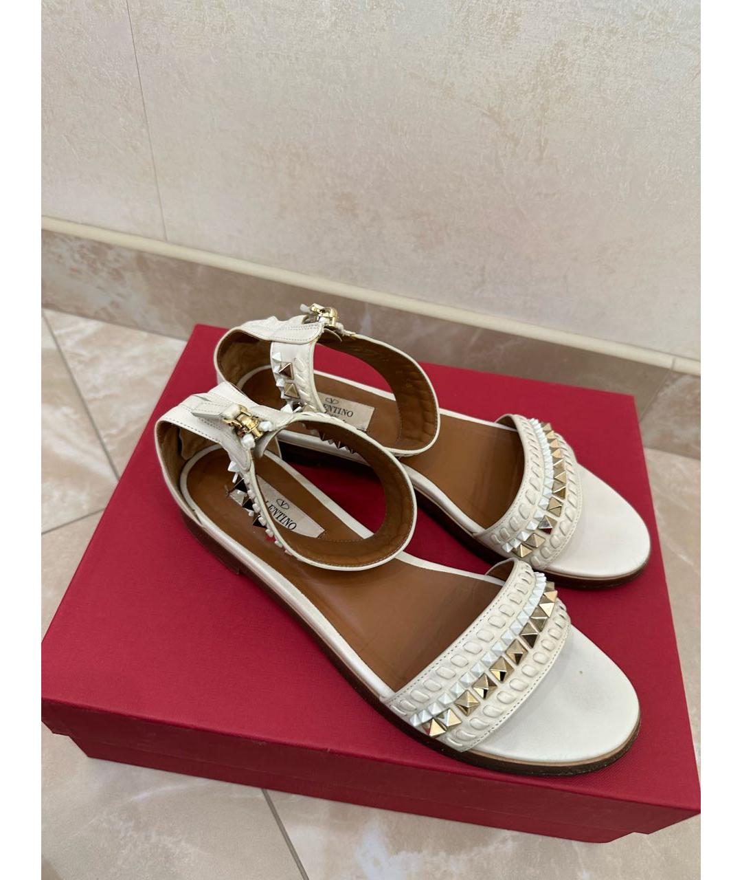 VALENTINO Бежевые кожаные босоножки, фото 2