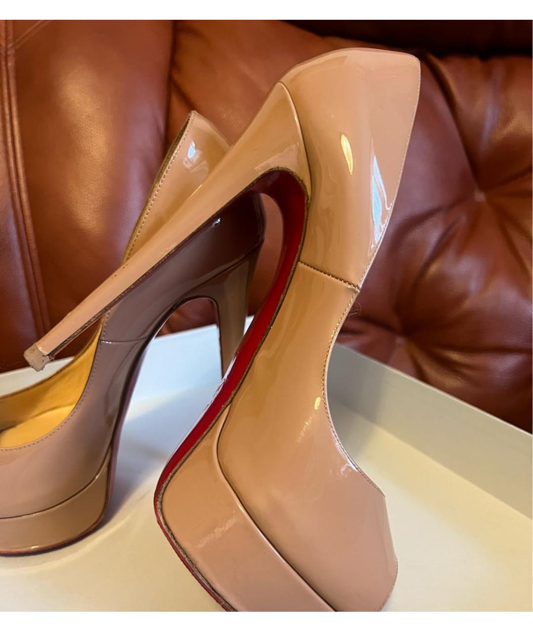 CHRISTIAN LOUBOUTIN Бежевые туфли из лакированной кожи, фото 7