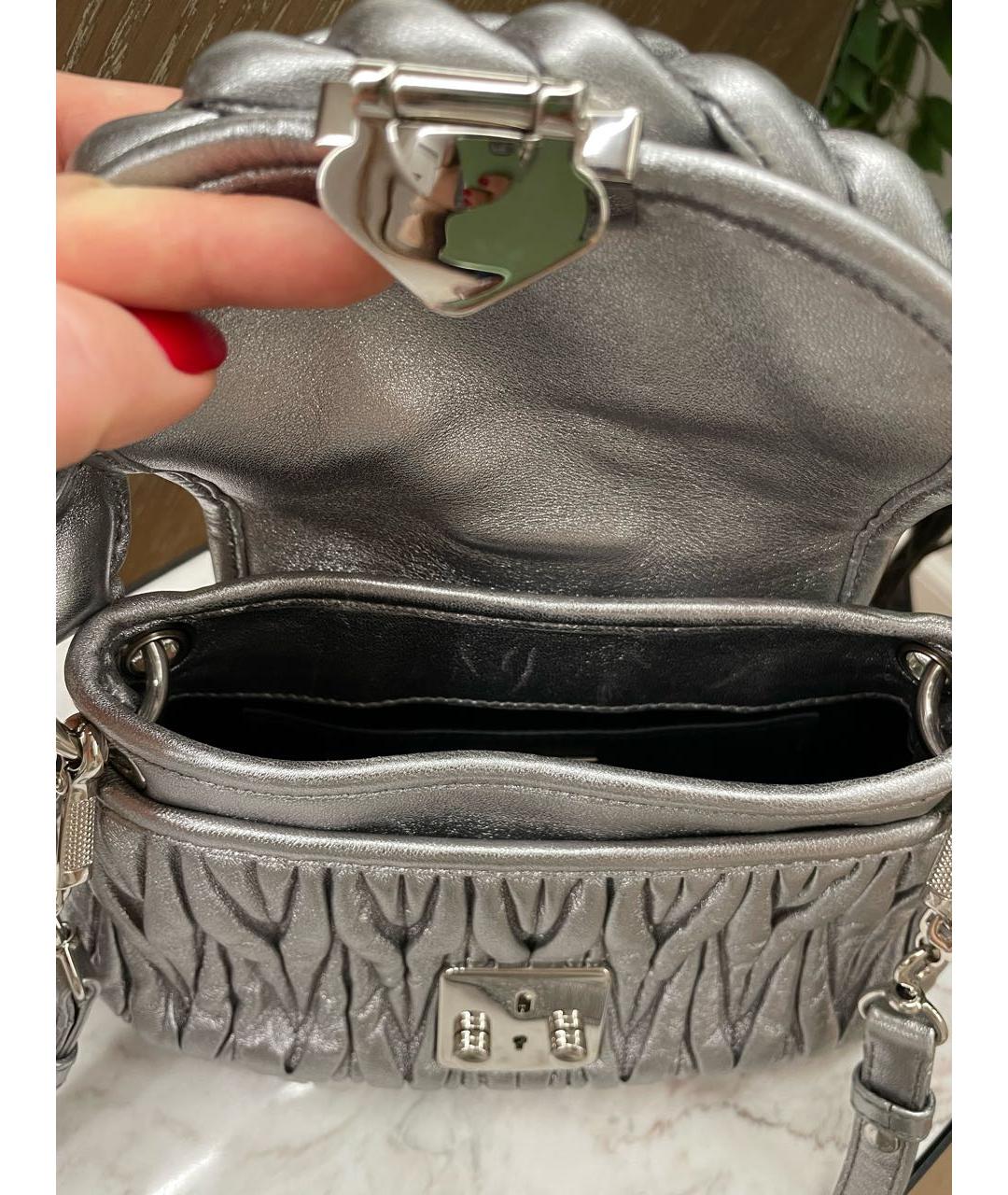 MIU MIU Серебряная кожаная сумка с короткими ручками, фото 4