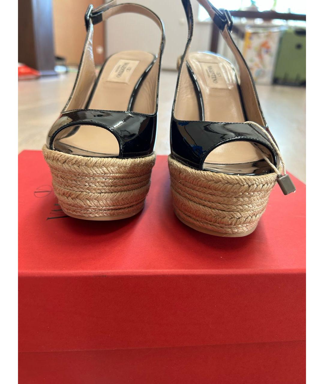 VALENTINO Черные босоножки из лакированной кожи, фото 3