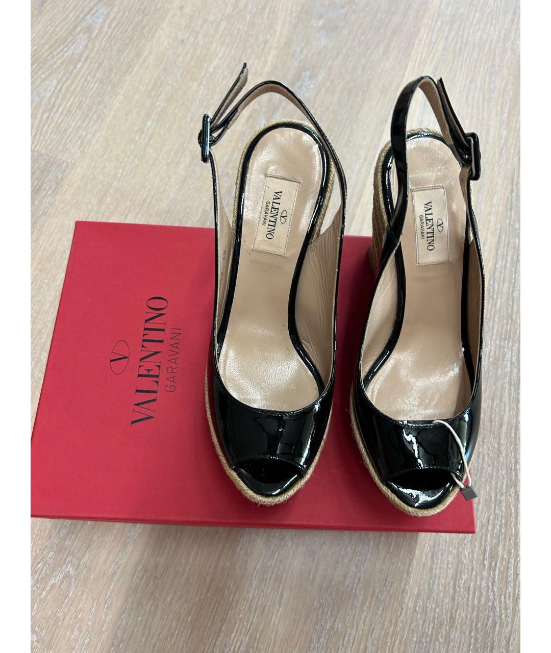 VALENTINO Черные босоножки из лакированной кожи, фото 2