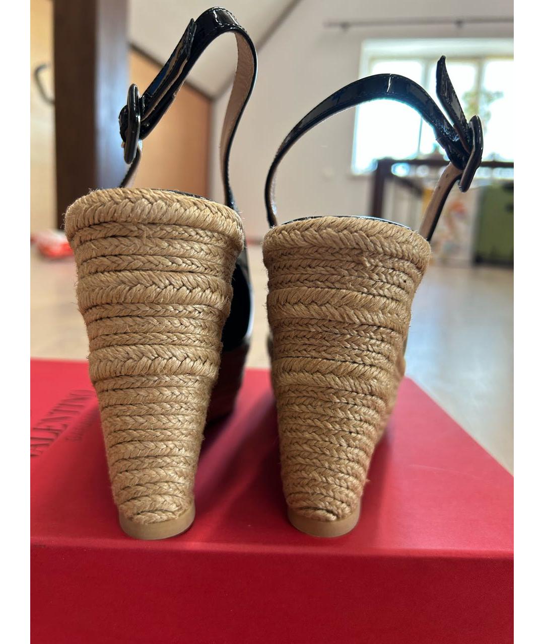 VALENTINO Черные босоножки из лакированной кожи, фото 4