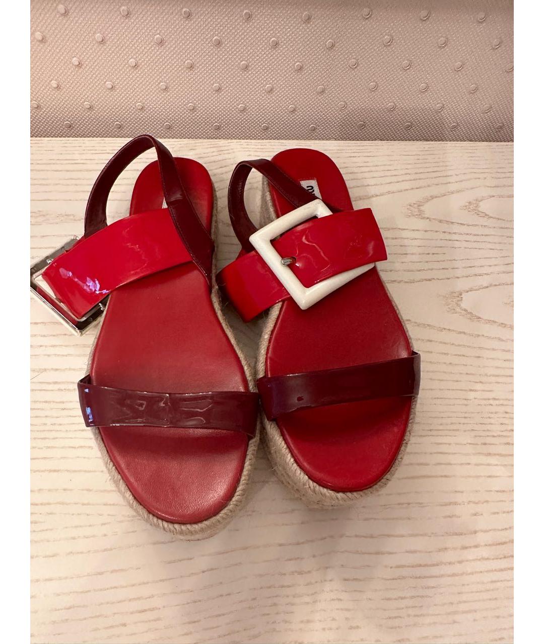 MIU MIU Красные сандалии из лакированной кожи, фото 2