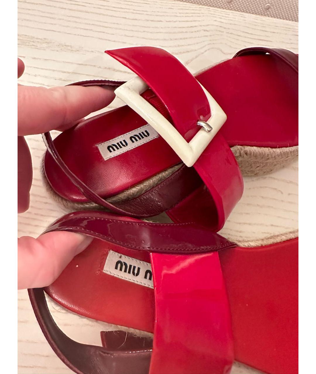 MIU MIU Красные сандалии из лакированной кожи, фото 8