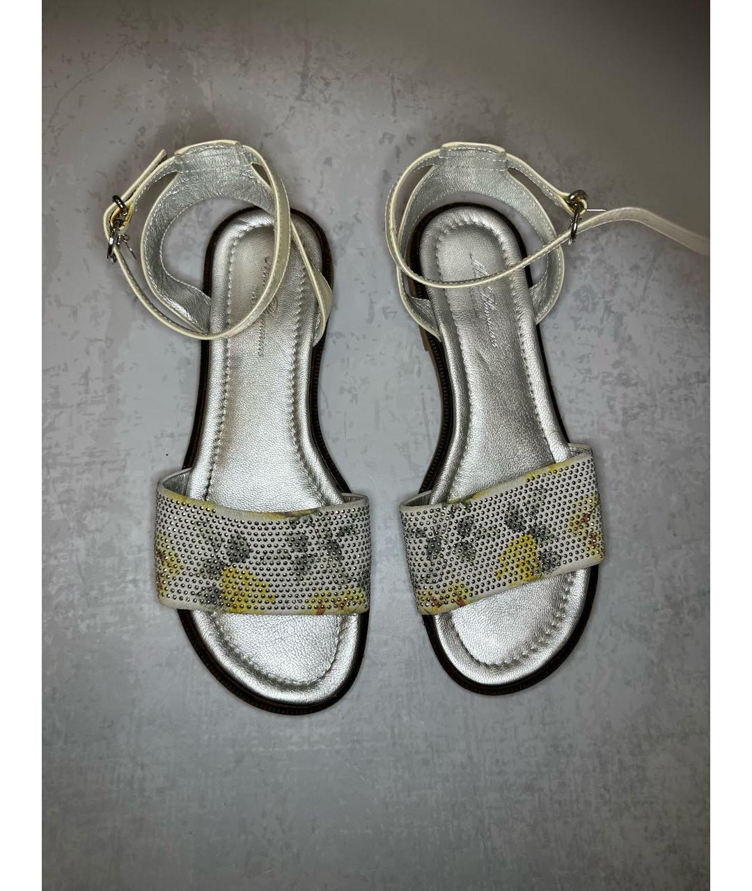 MISS BLUMARINE Серебряные кожаные сандалии и шлепанцы, фото 2