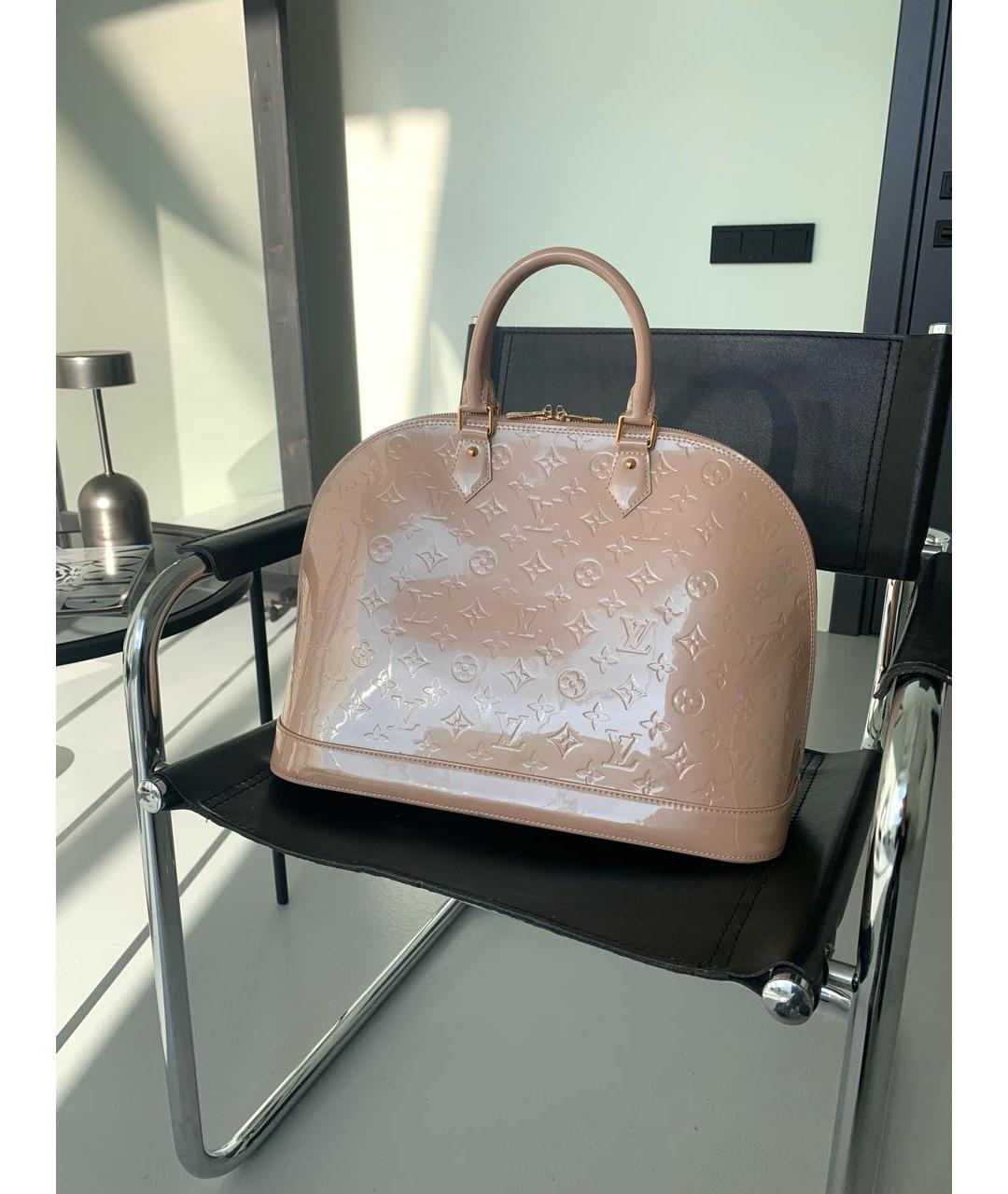 LOUIS VUITTON PRE-OWNED Бежевая сумка с короткими ручками из лакированной кожи, фото 7