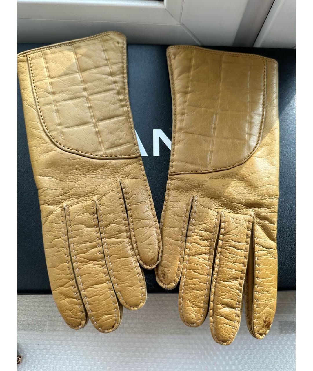 CHANEL PRE-OWNED Горчичные кожаные перчатки, фото 3