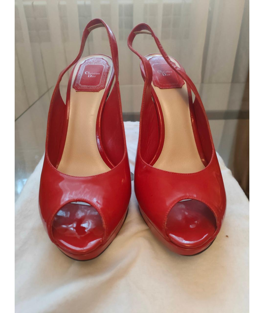 CHRISTIAN DIOR Красные босоножки из лакированной кожи, фото 2