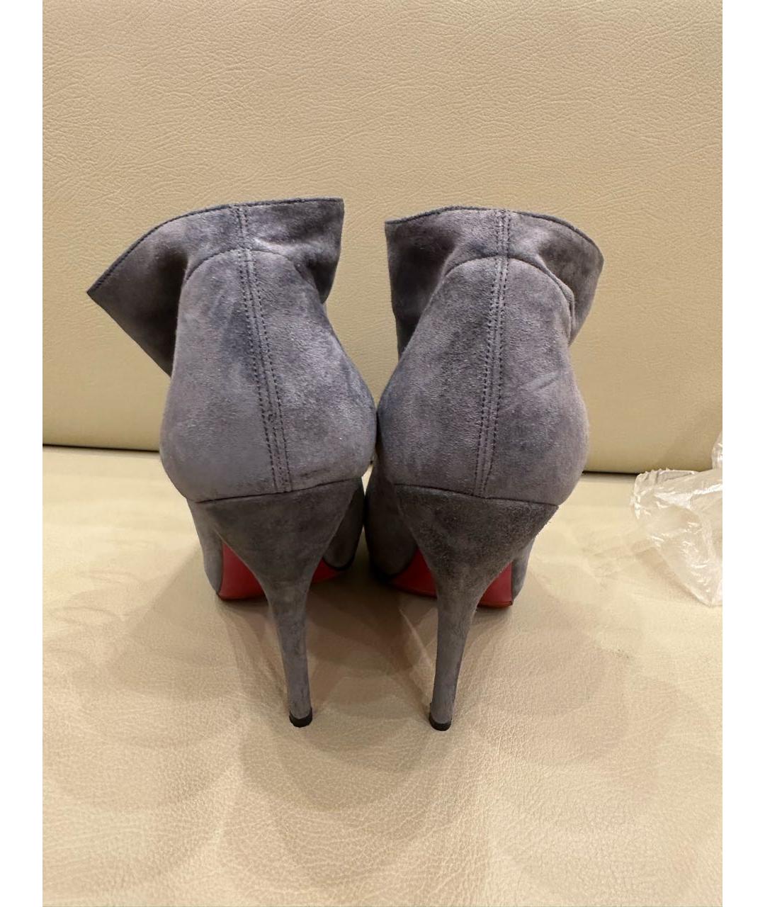 CHRISTIAN LOUBOUTIN Серые замшевые ботильоны, фото 4