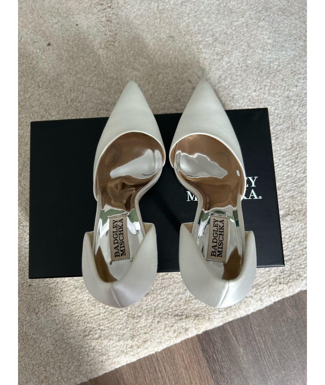 BADGLEY MISCHKA Белые текстильные свадебные туфли на среднем каблуке, фото 3