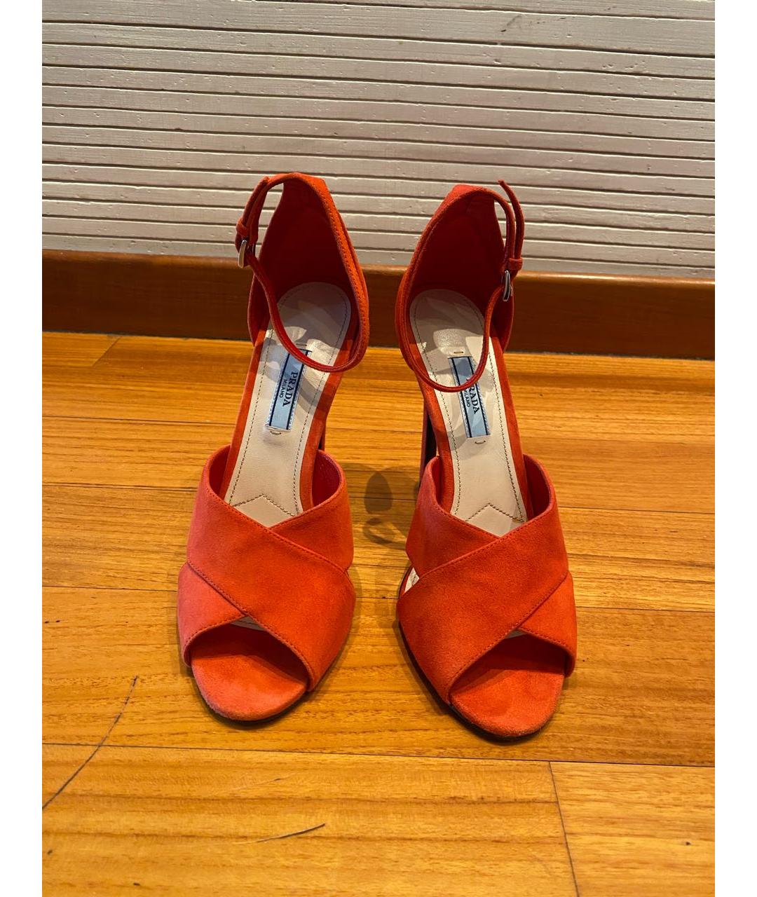 PRADA Красные замшевые босоножки, фото 2