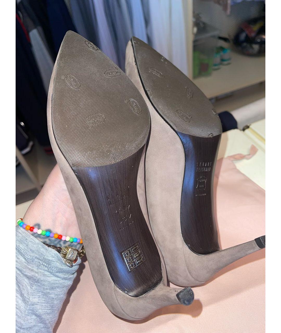 STUART WEITZMAN Бежевые замшевые туфли, фото 8