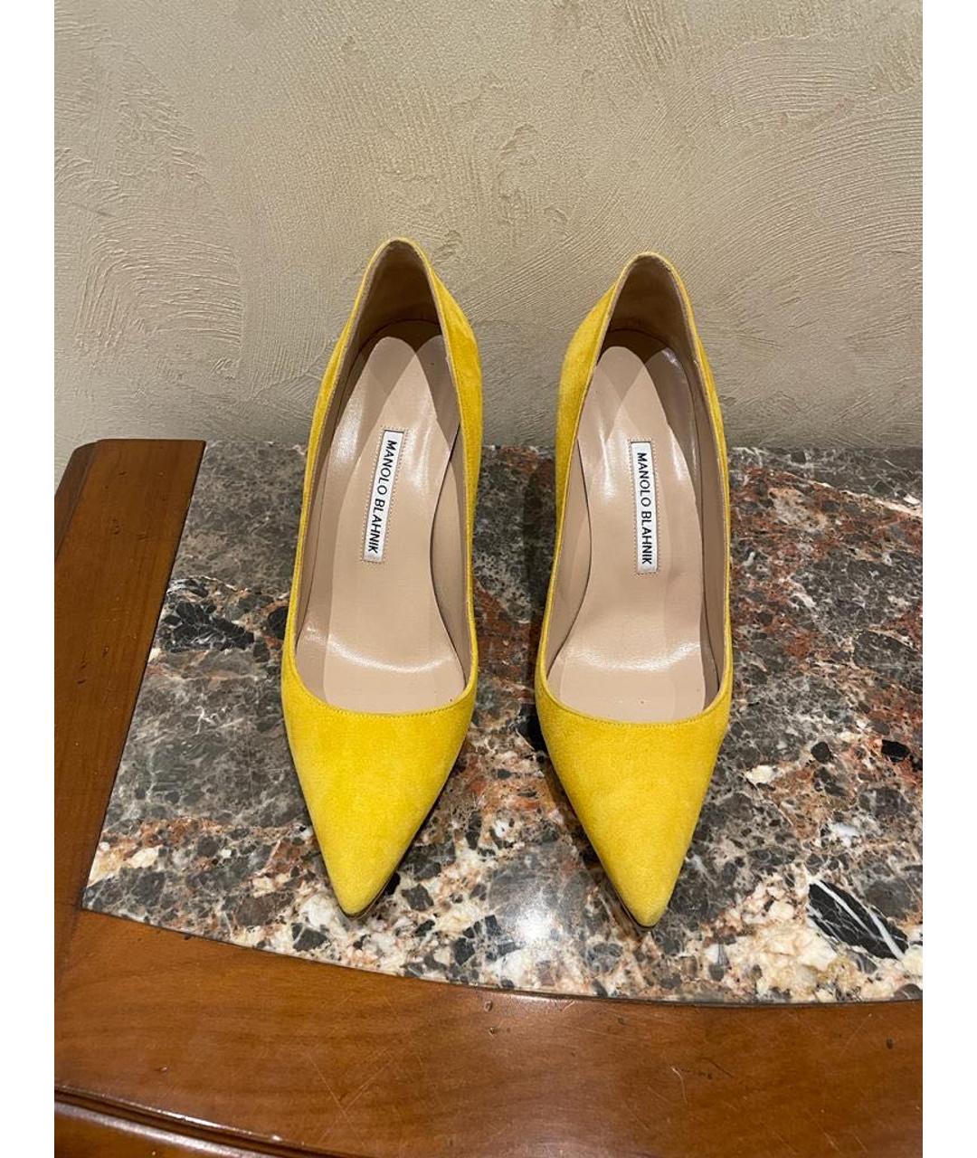 MANOLO BLAHNIK Желтые замшевые туфли, фото 2