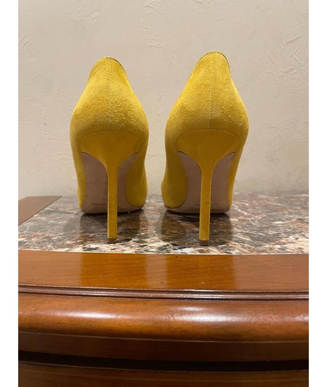 MANOLO BLAHNIK Желтые замшевые туфли, фото 4