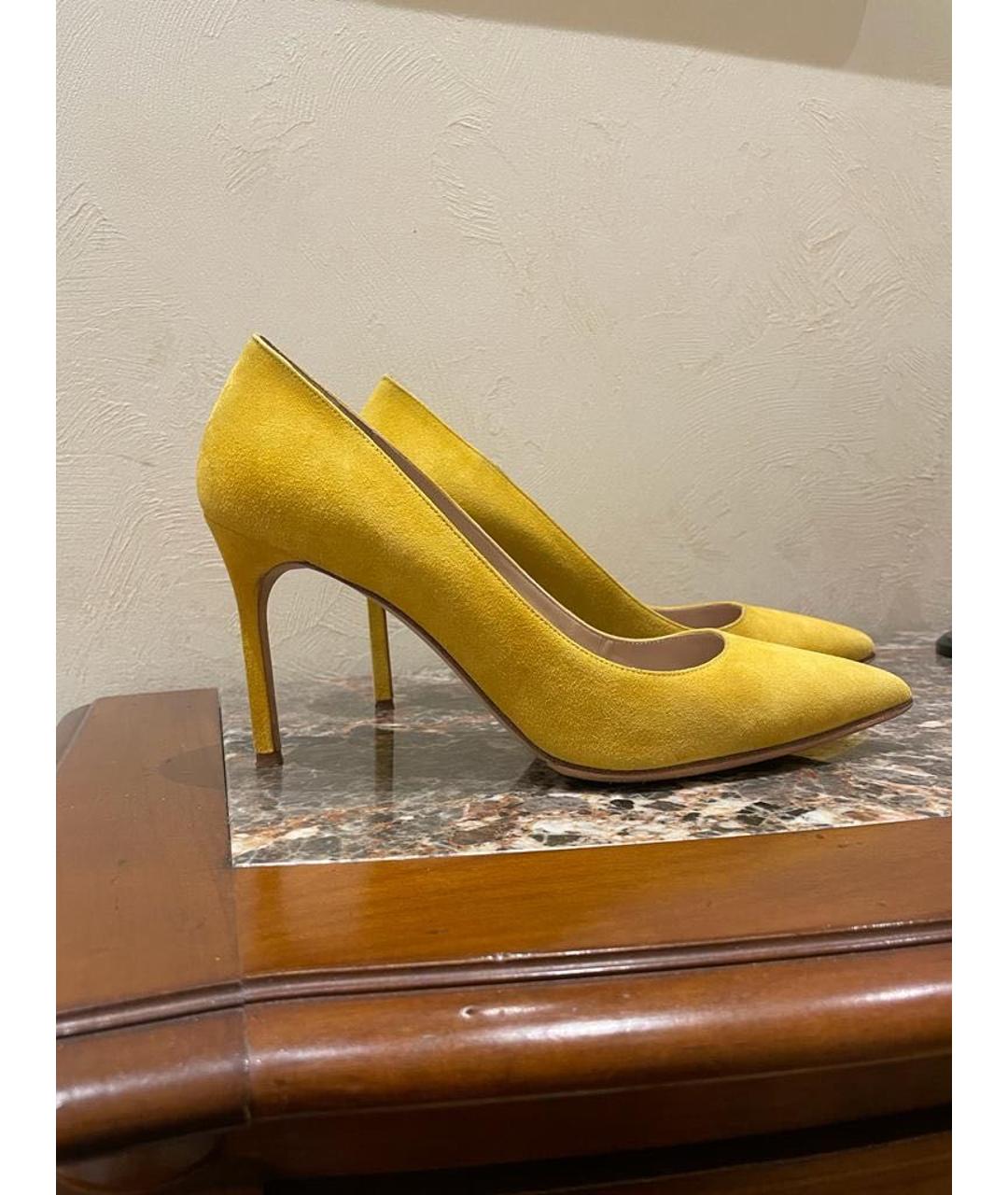 MANOLO BLAHNIK Желтые замшевые туфли, фото 7