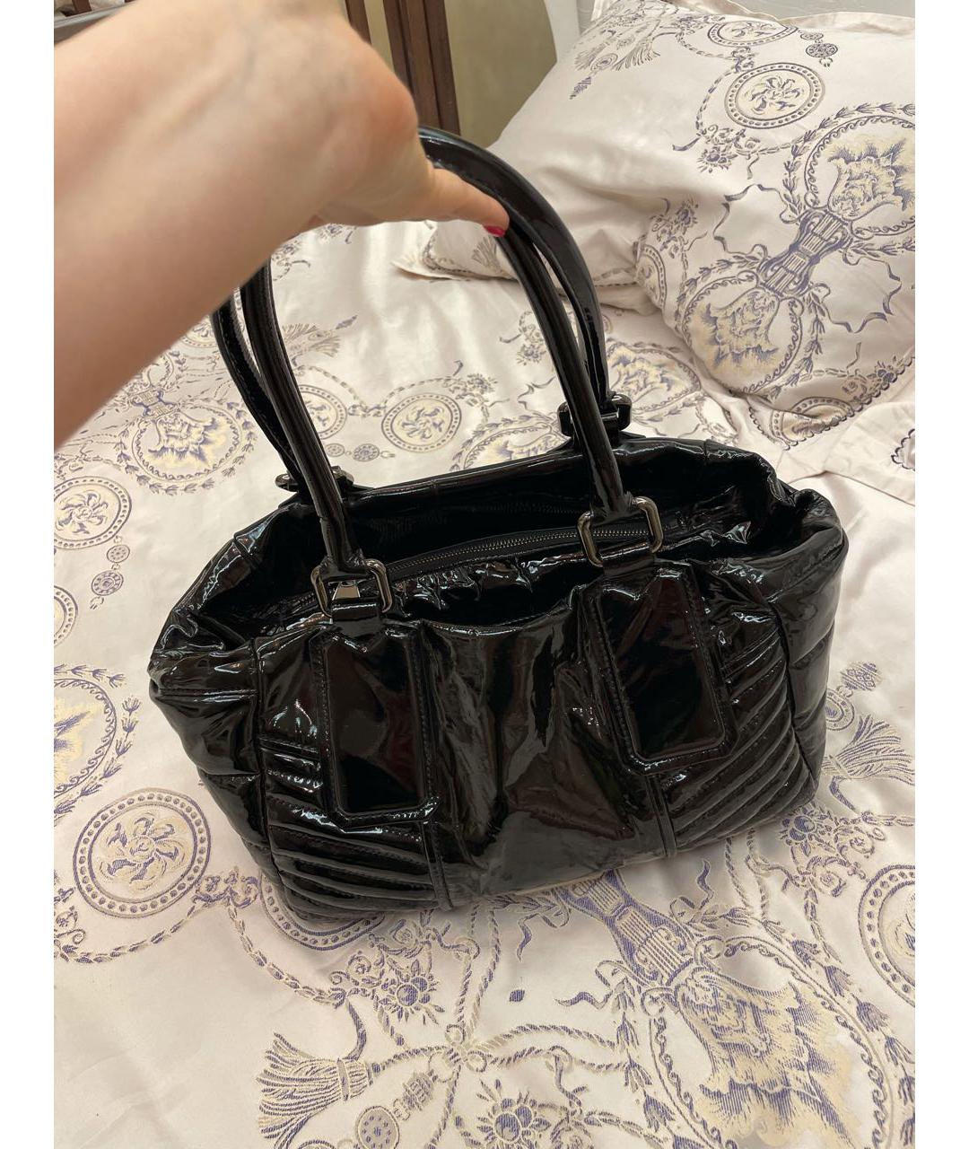 BURBERRY Черная сумка с короткими ручками из лакированной кожи, фото 2