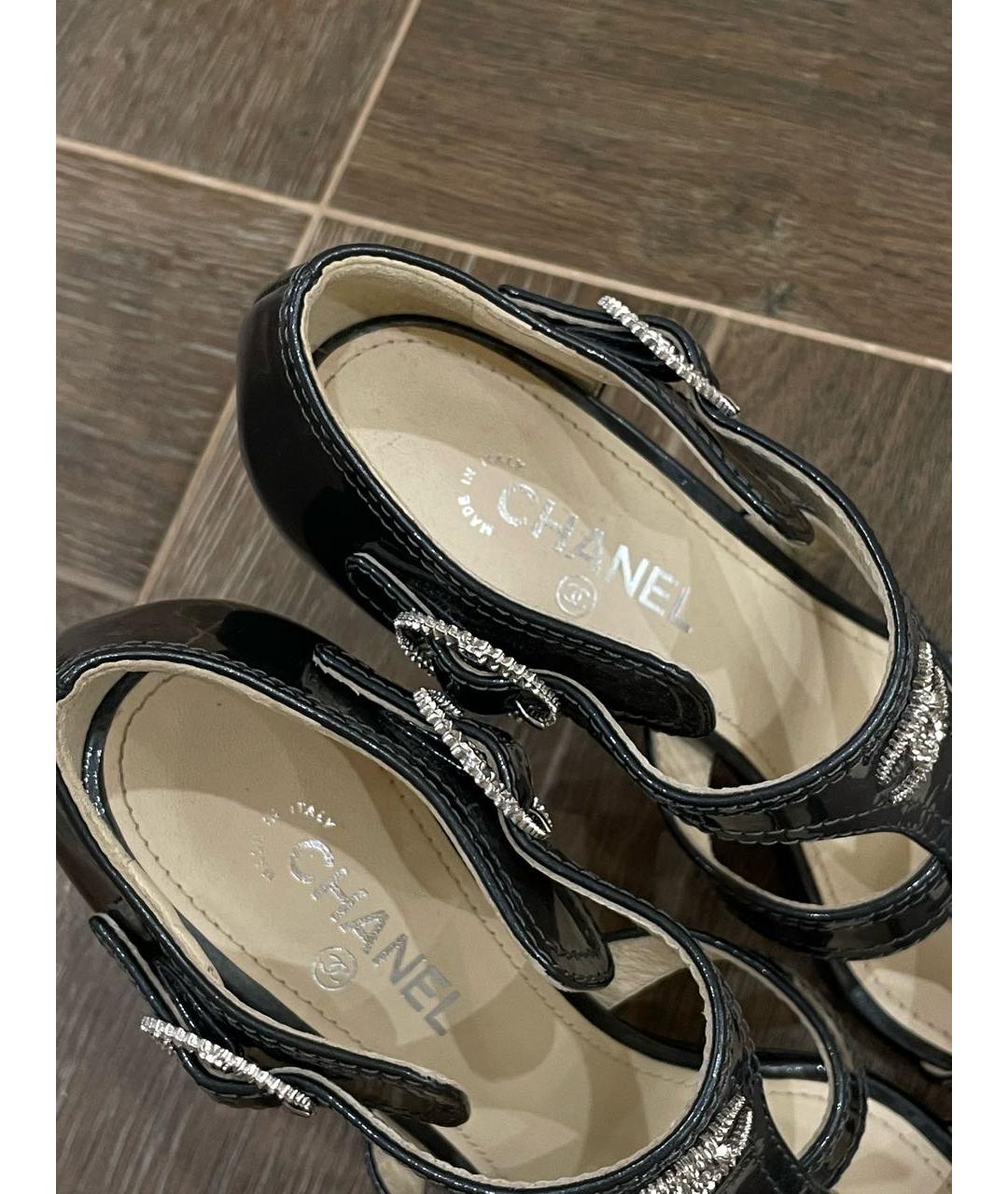 CHANEL Антрацитовые босоножки из лакированной кожи, фото 3