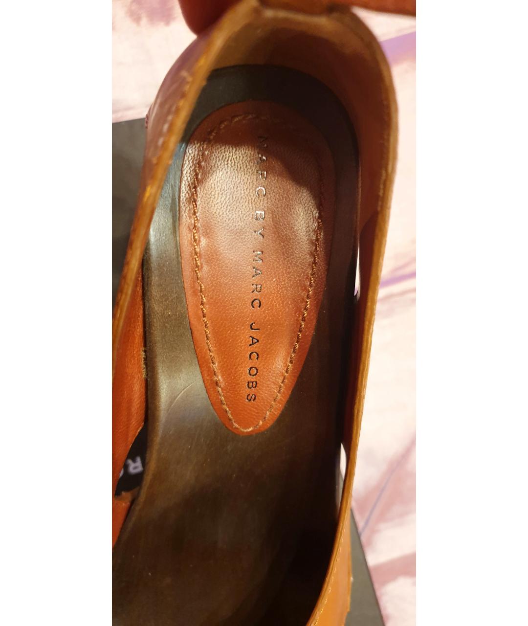 MARC BY MARC JACOBS Горчичные туфли из лакированной кожи, фото 8