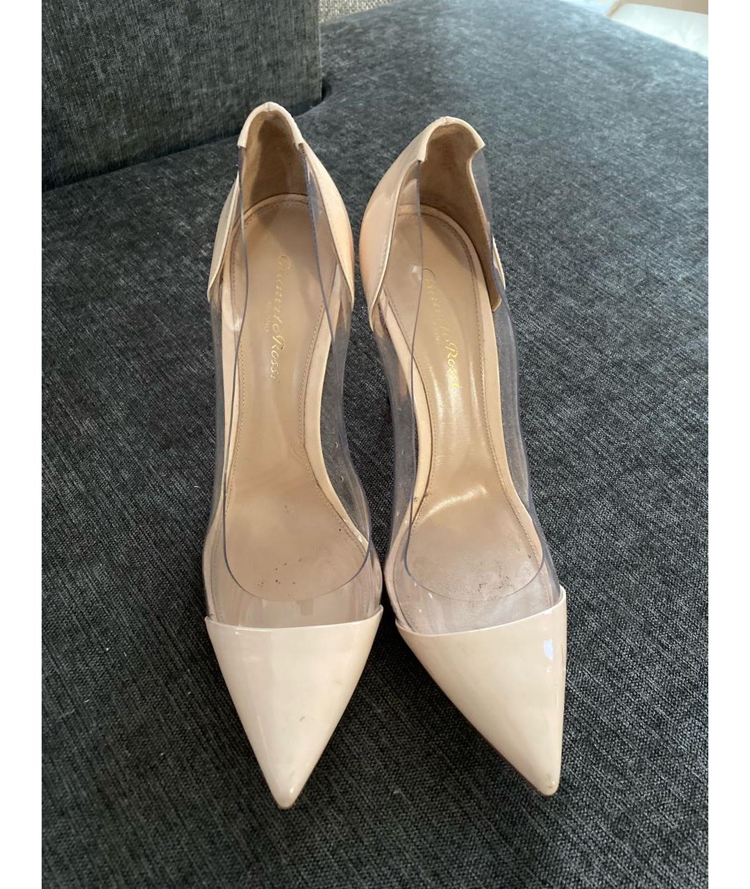 GIANVITO ROSSI Бежевые туфли из лакированной кожи, фото 2