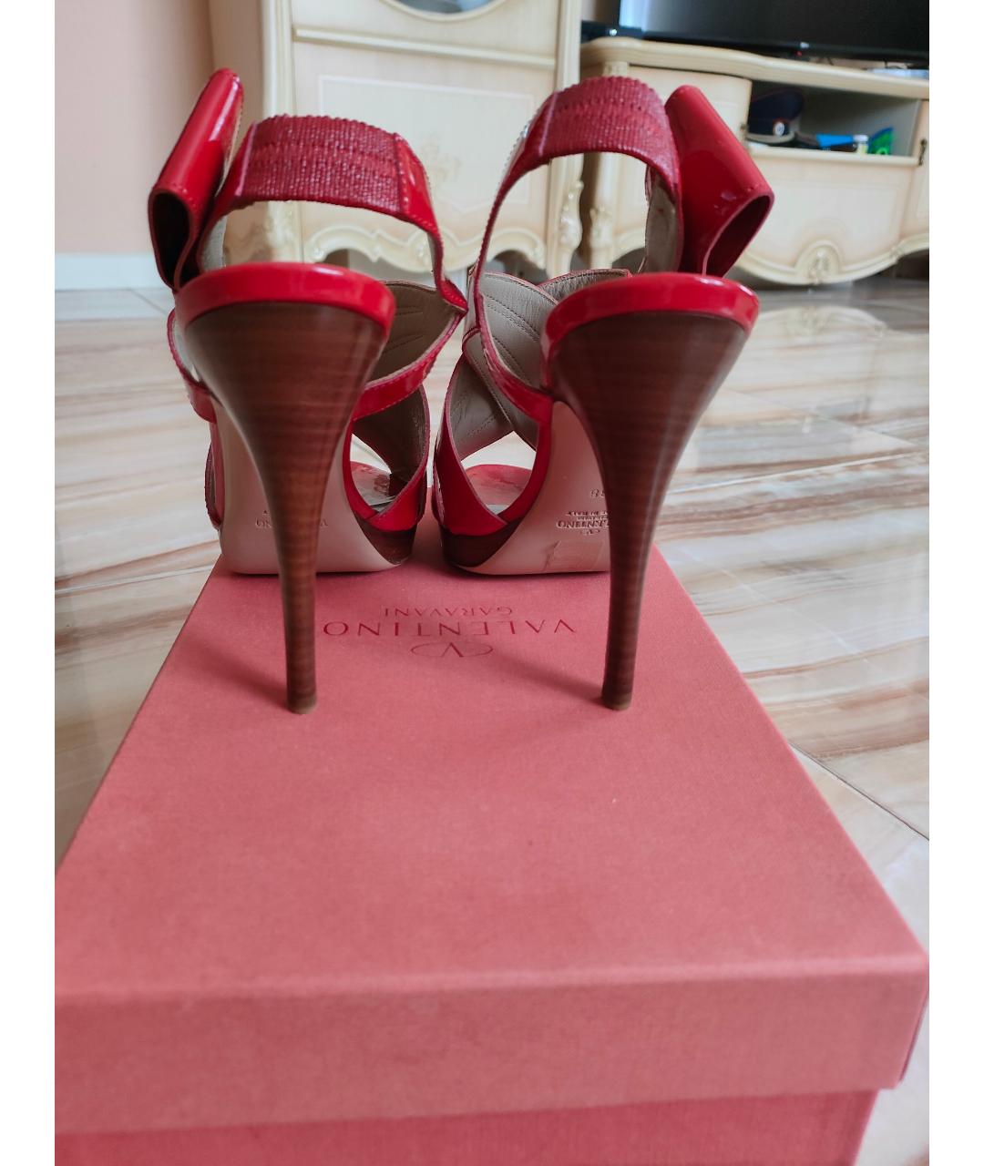 VALENTINO Красные босоножки из лакированной кожи, фото 3