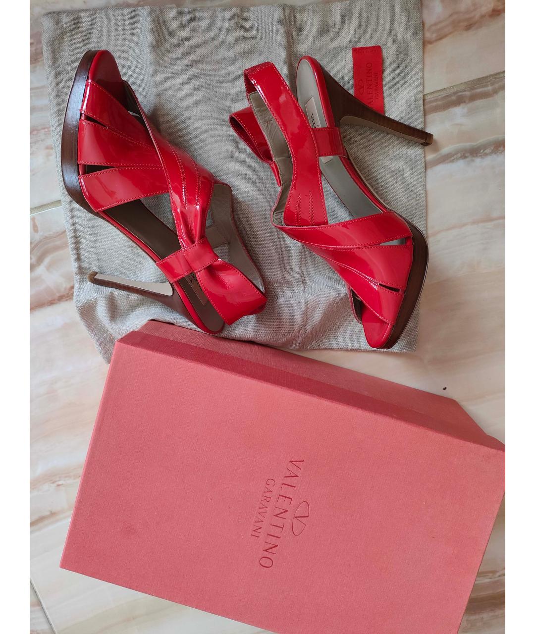 VALENTINO Красные босоножки из лакированной кожи, фото 6