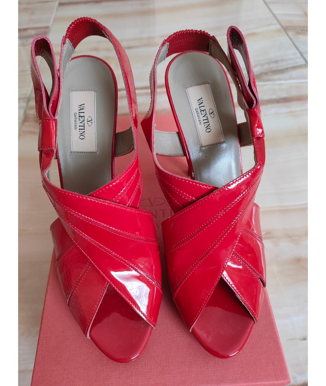VALENTINO Красные босоножки из лакированной кожи, фото 2