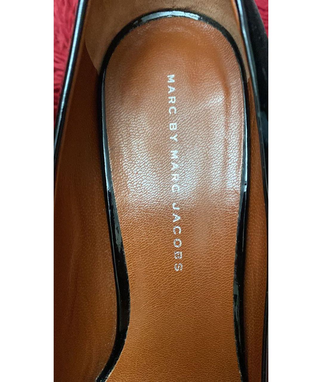 MARC BY MARC JACOBS Черные лодочки на низком каблуке из лакированной кожи, фото 2