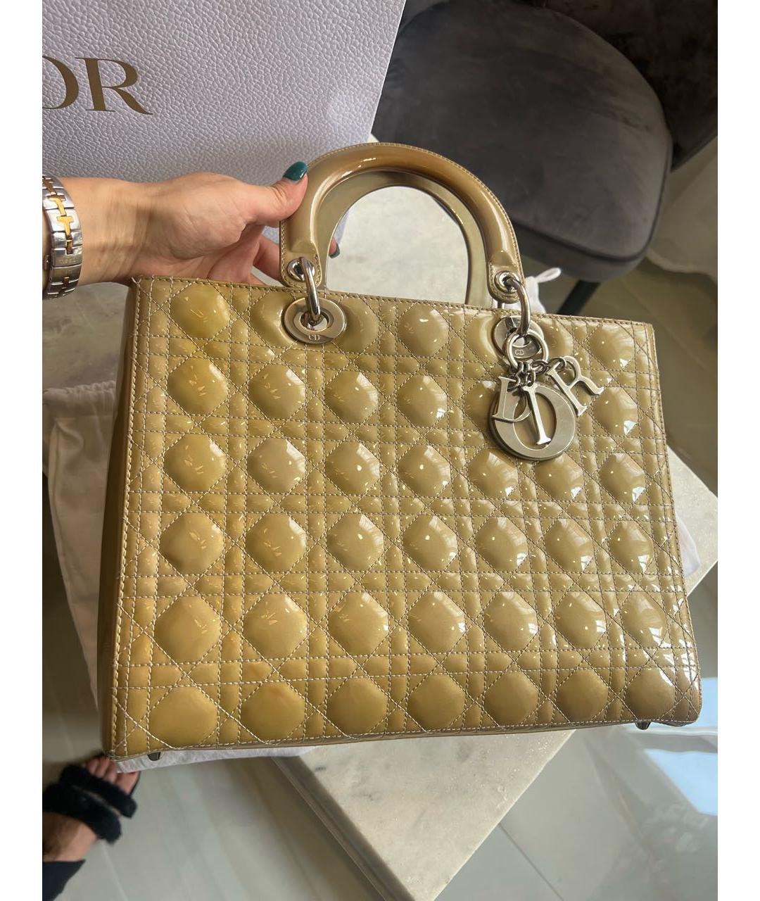 CHRISTIAN DIOR Бежевая сумка тоут из лакированной кожи, фото 2