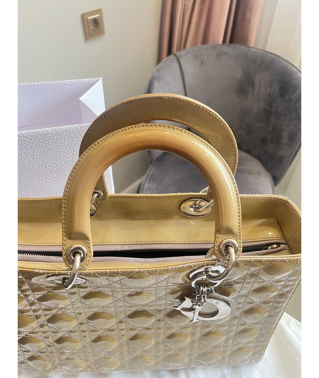 CHRISTIAN DIOR Бежевая сумка тоут из лакированной кожи, фото 6