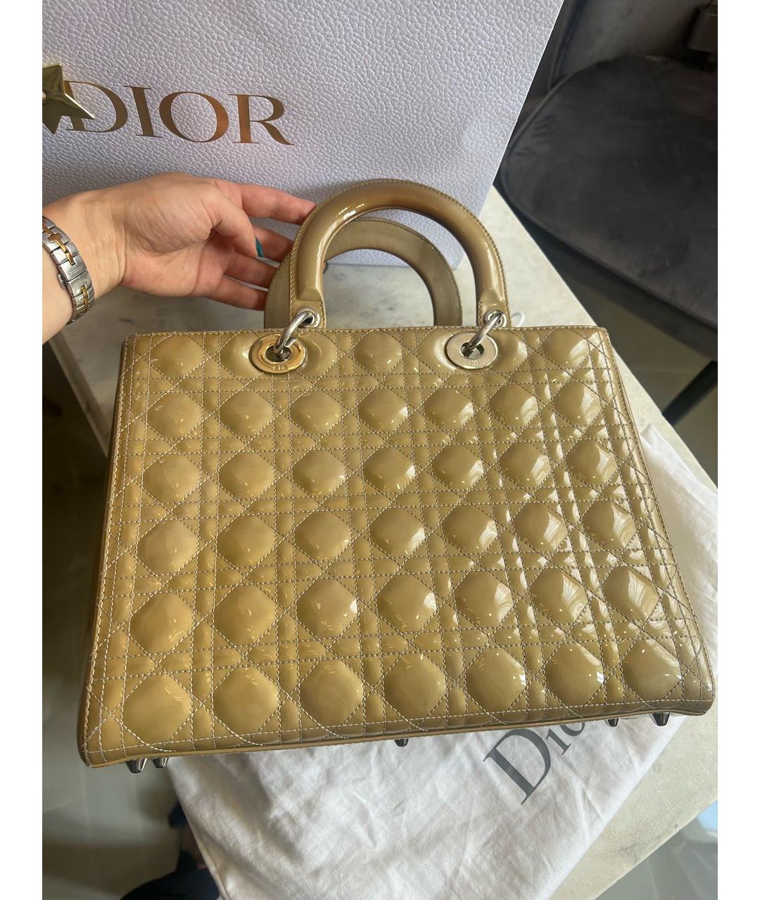 CHRISTIAN DIOR Бежевая сумка тоут из лакированной кожи, фото 8