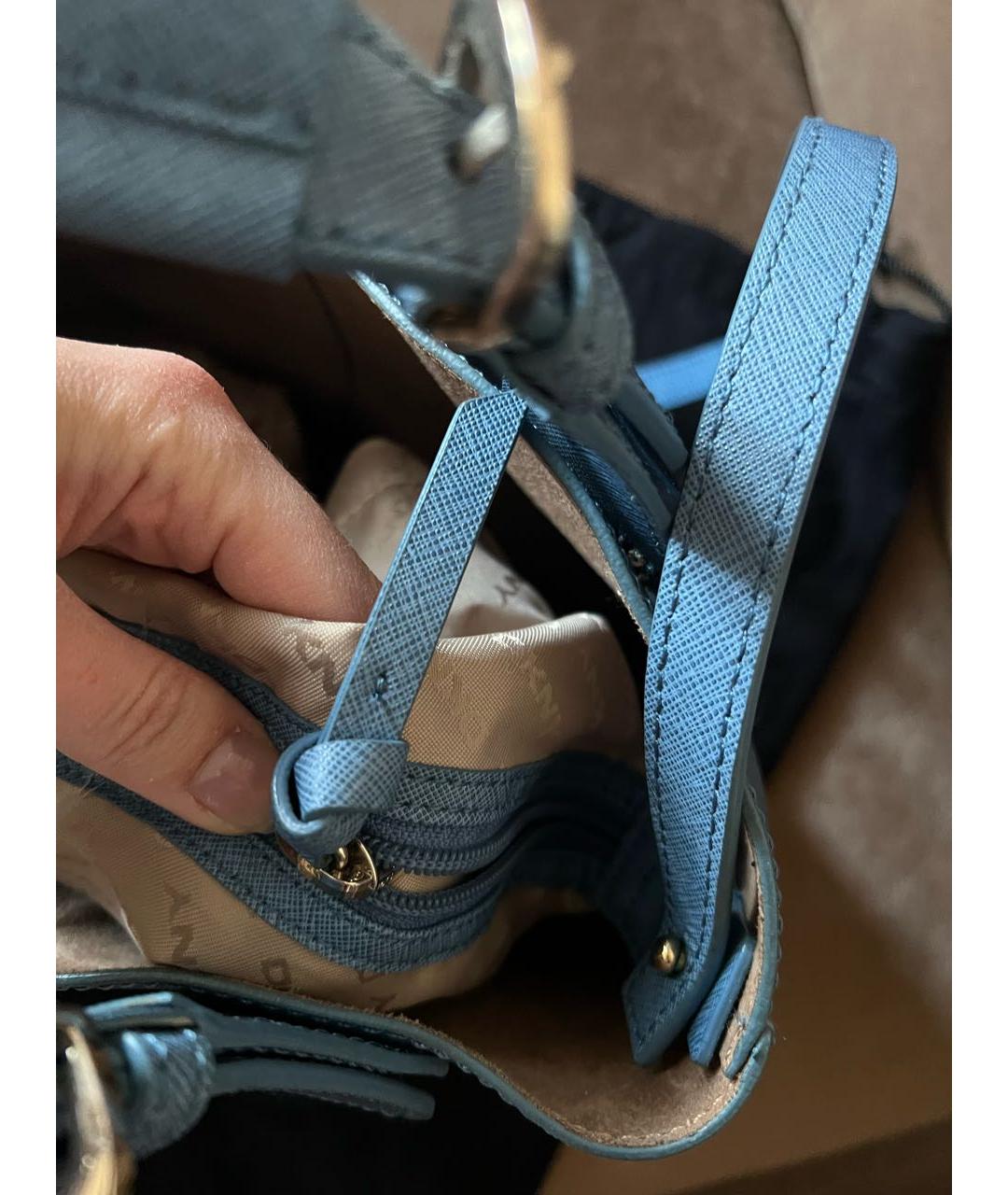 DKNY Голубая кожаная сумка с короткими ручками, фото 8