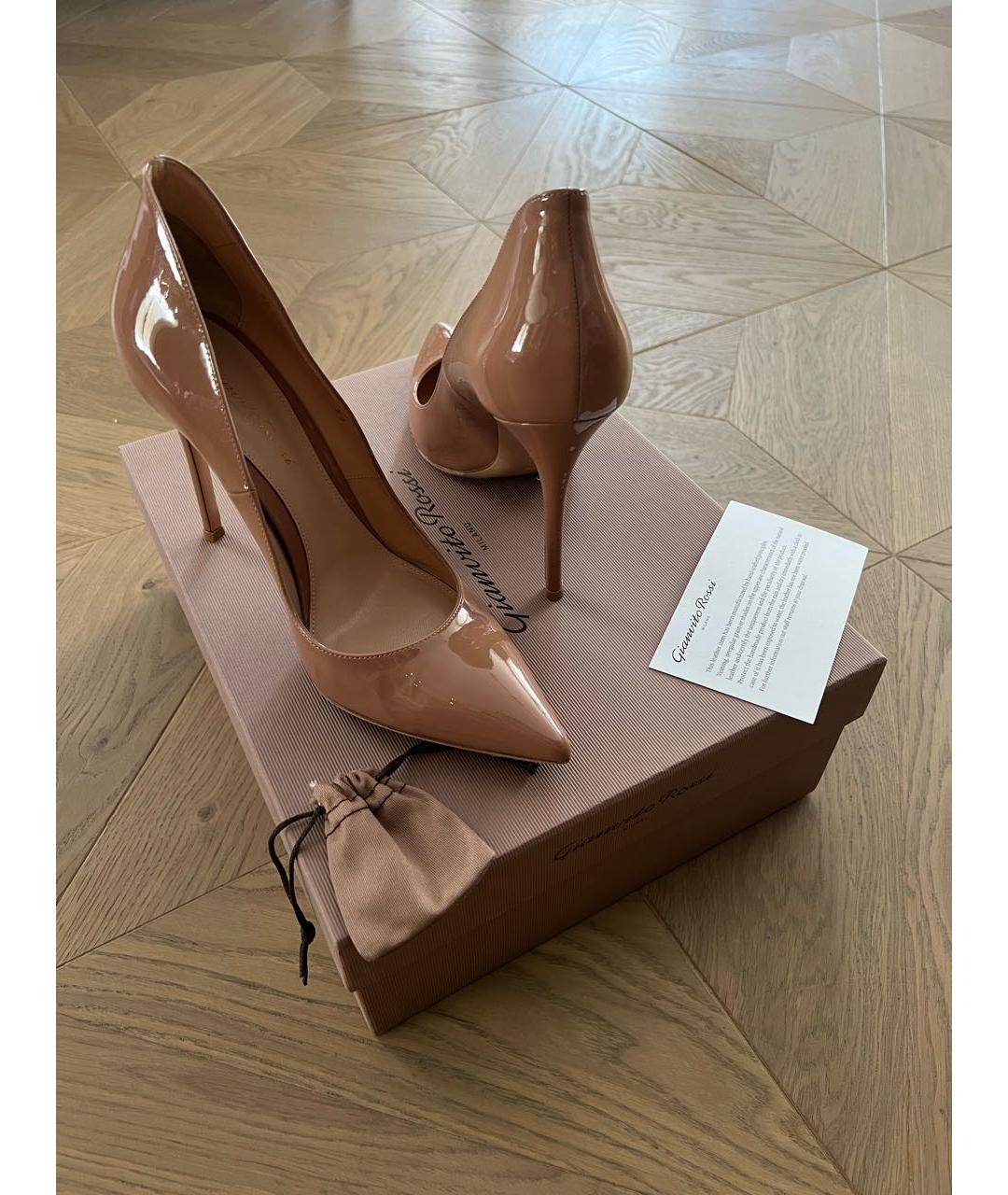 GIANVITO ROSSI Бежевые туфли из лакированной кожи, фото 2