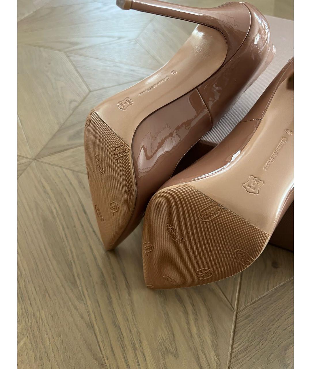 GIANVITO ROSSI Бежевые туфли из лакированной кожи, фото 5