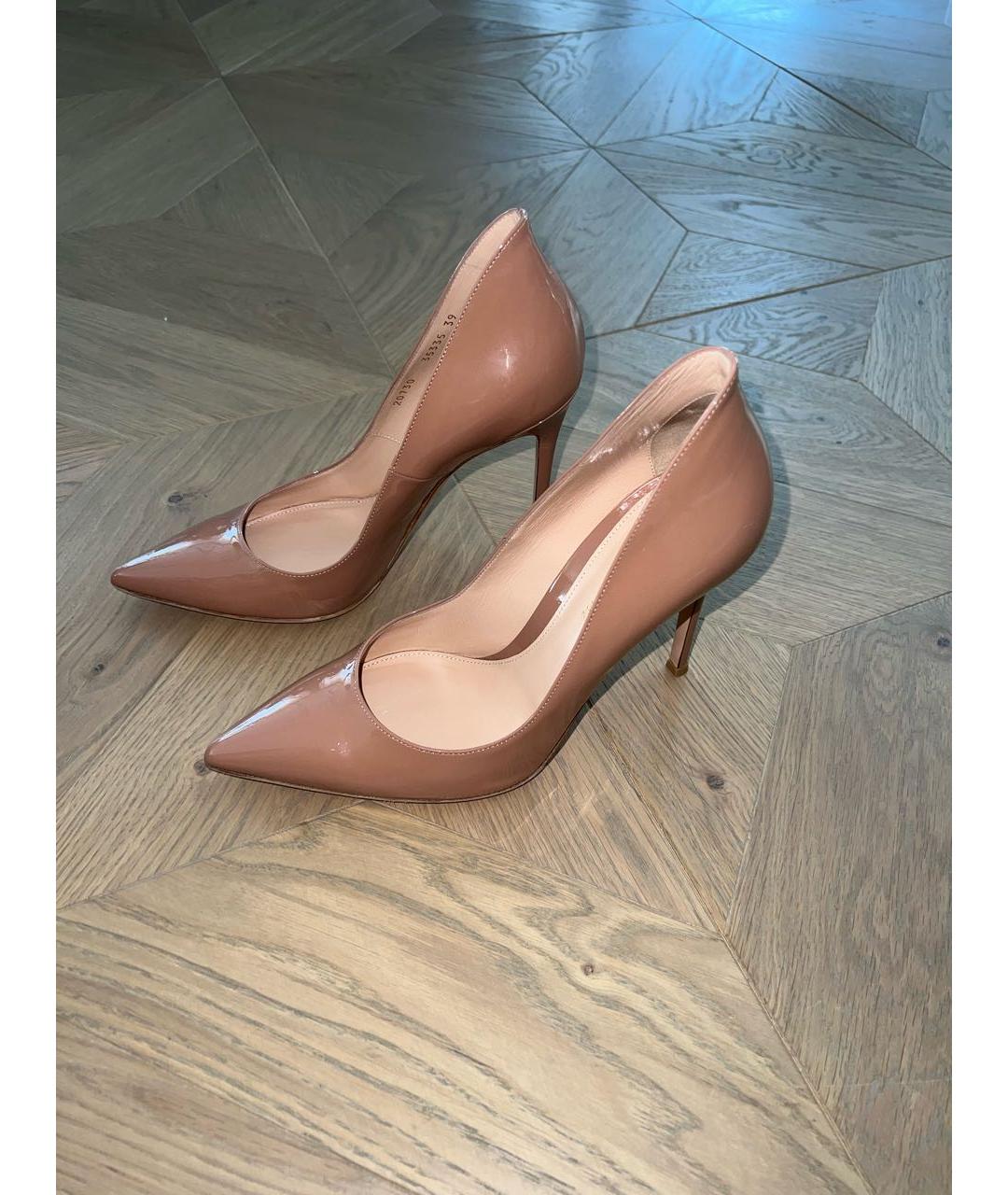 GIANVITO ROSSI Бежевые туфли из лакированной кожи, фото 6