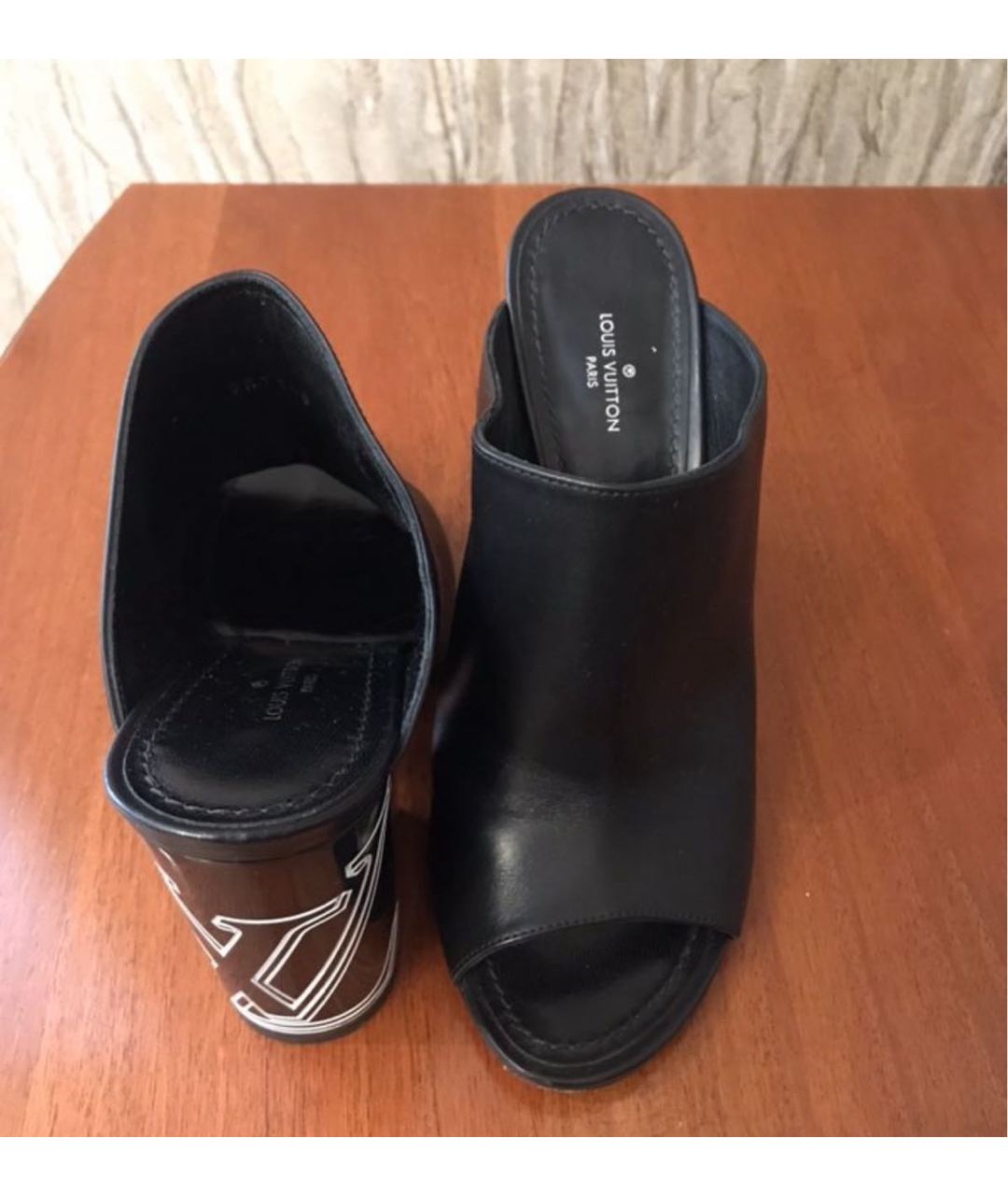 LOUIS VUITTON PRE-OWNED Черные кожаные сандалии, фото 3