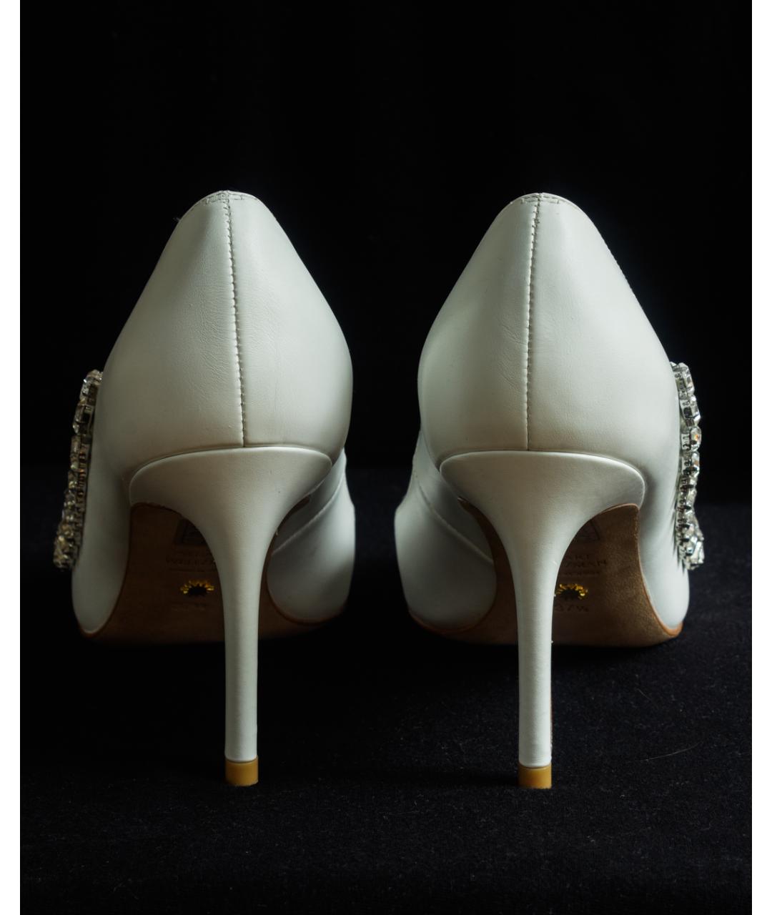 STUART WEITZMAN Белые кожаные свадебные туфли на среднем каблуке, фото 4