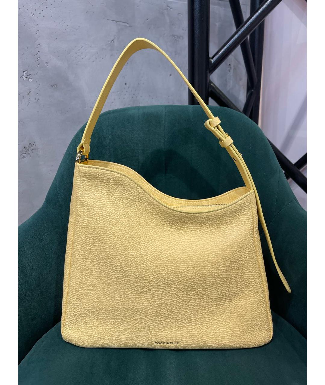 COCCINELLE Желтая кожаная сумка с короткими ручками, фото 3