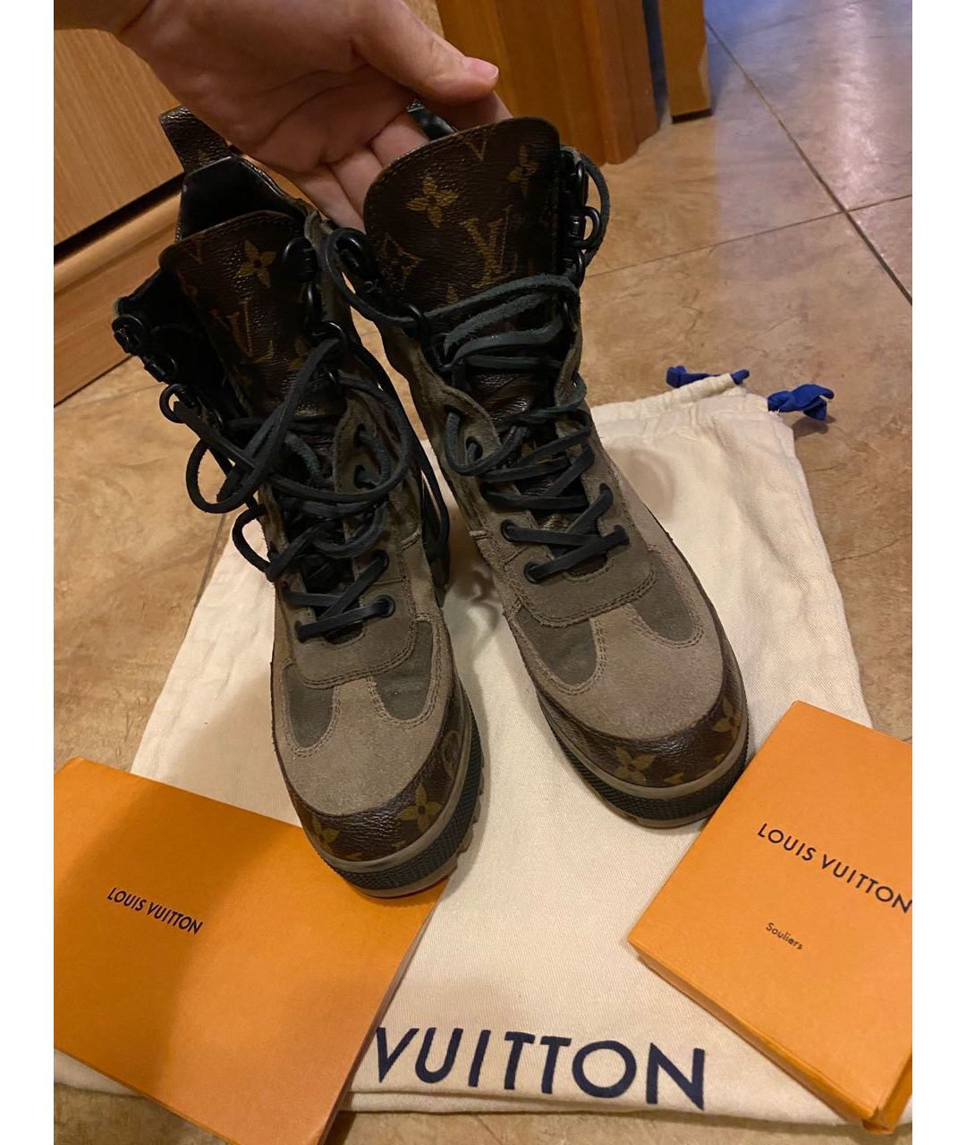 LOUIS VUITTON PRE-OWNED Бежевые замшевые ботинки, фото 3