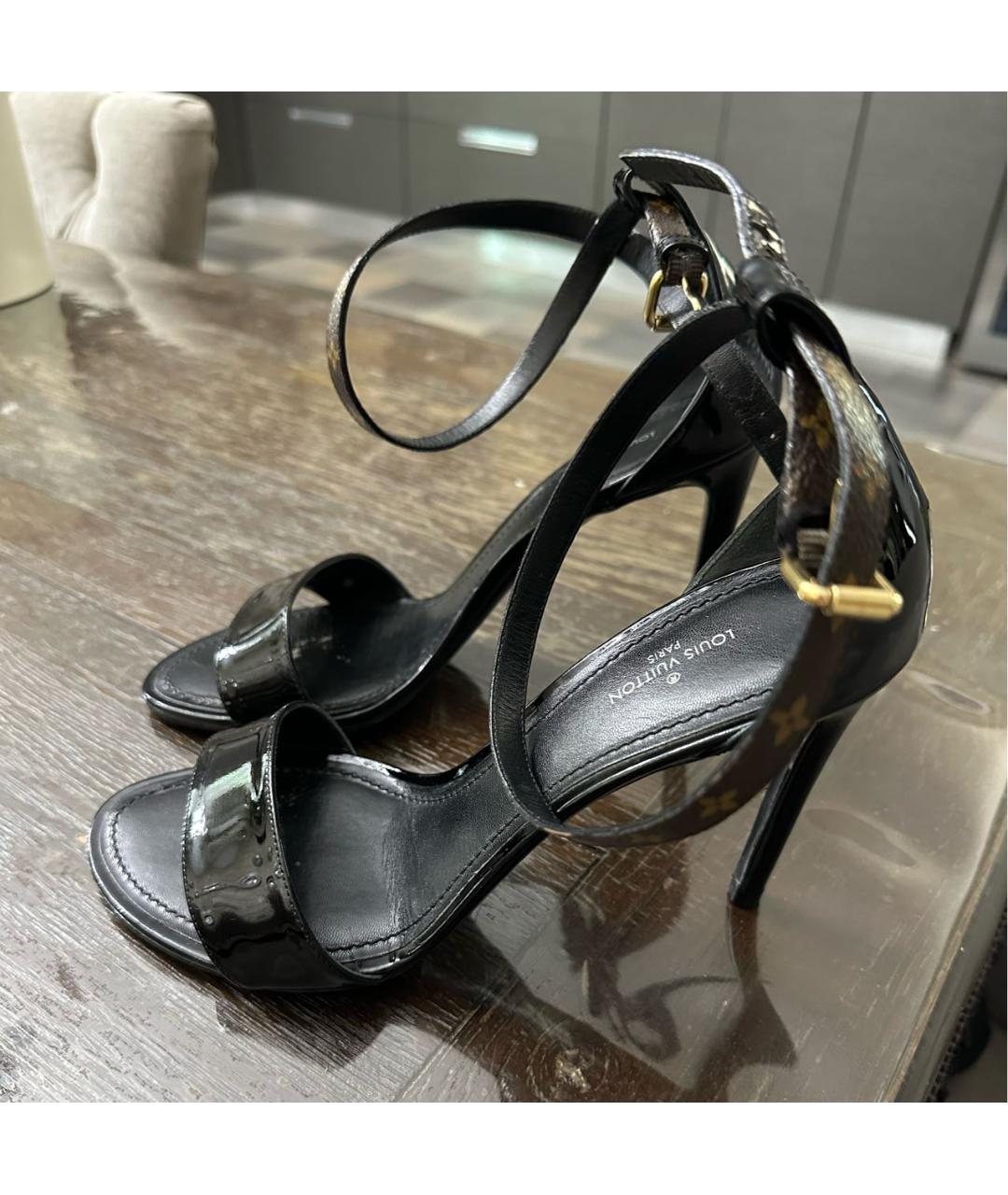 LOUIS VUITTON Черные босоножки из лакированной кожи, фото 7
