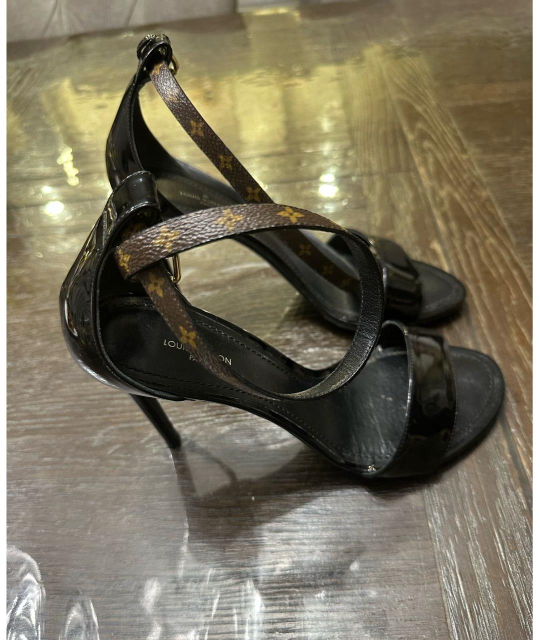 LOUIS VUITTON Черные босоножки из лакированной кожи, фото 3