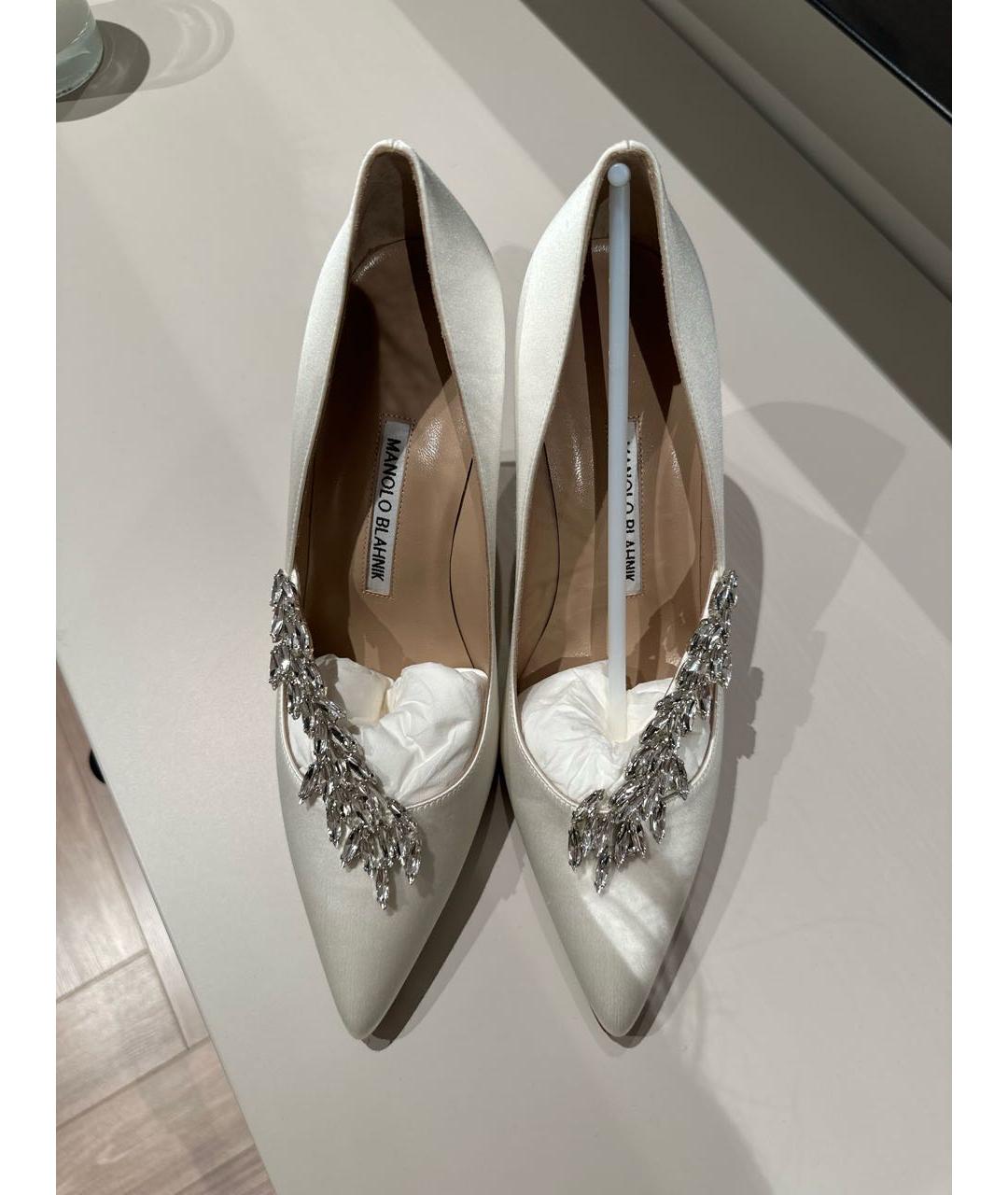 MANOLO BLAHNIK Белые текстильные свадебные туфли на среднем каблуке, фото 2