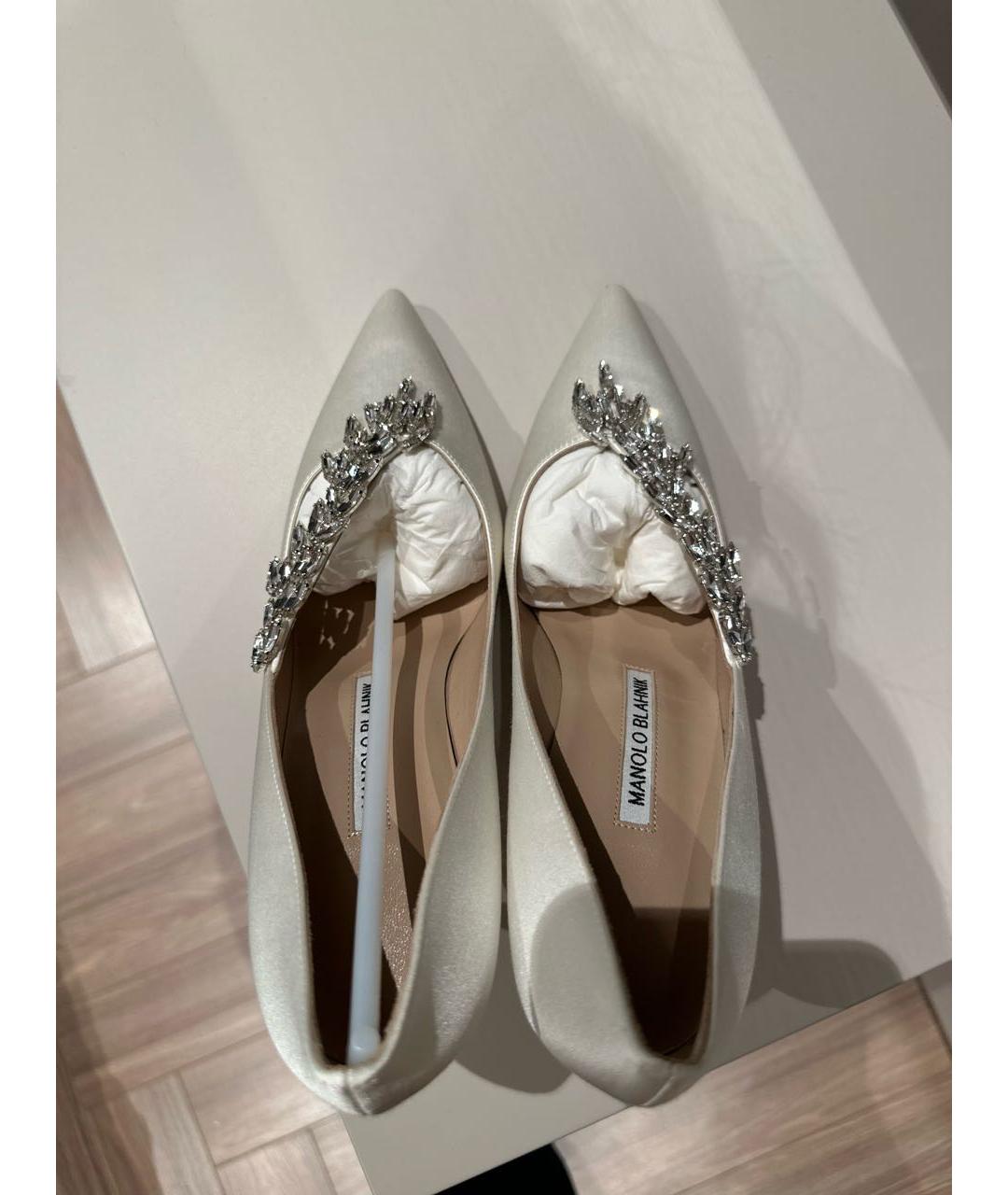 MANOLO BLAHNIK Белые текстильные свадебные туфли на среднем каблуке, фото 3