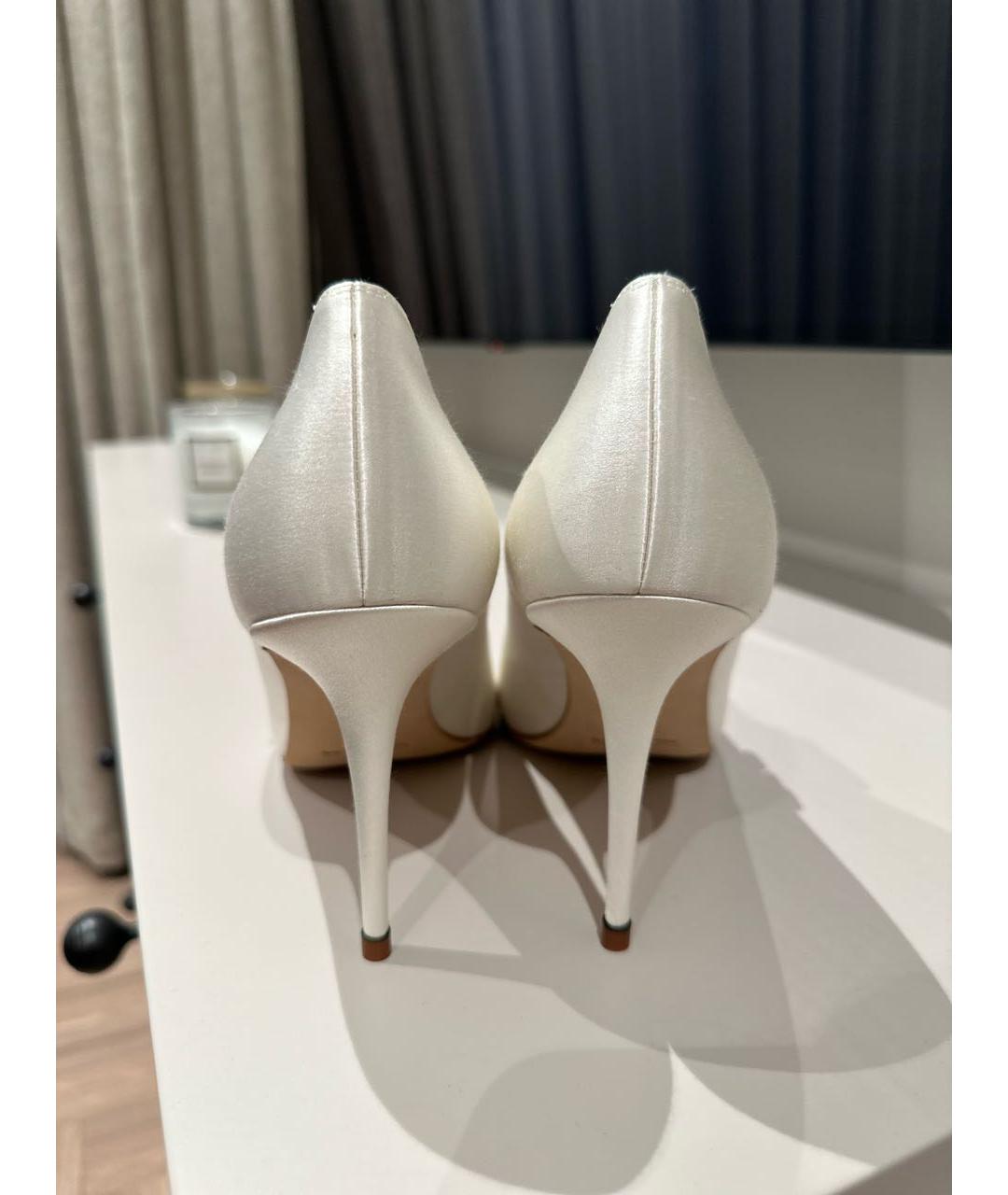 MANOLO BLAHNIK Белые текстильные свадебные туфли на среднем каблуке, фото 4