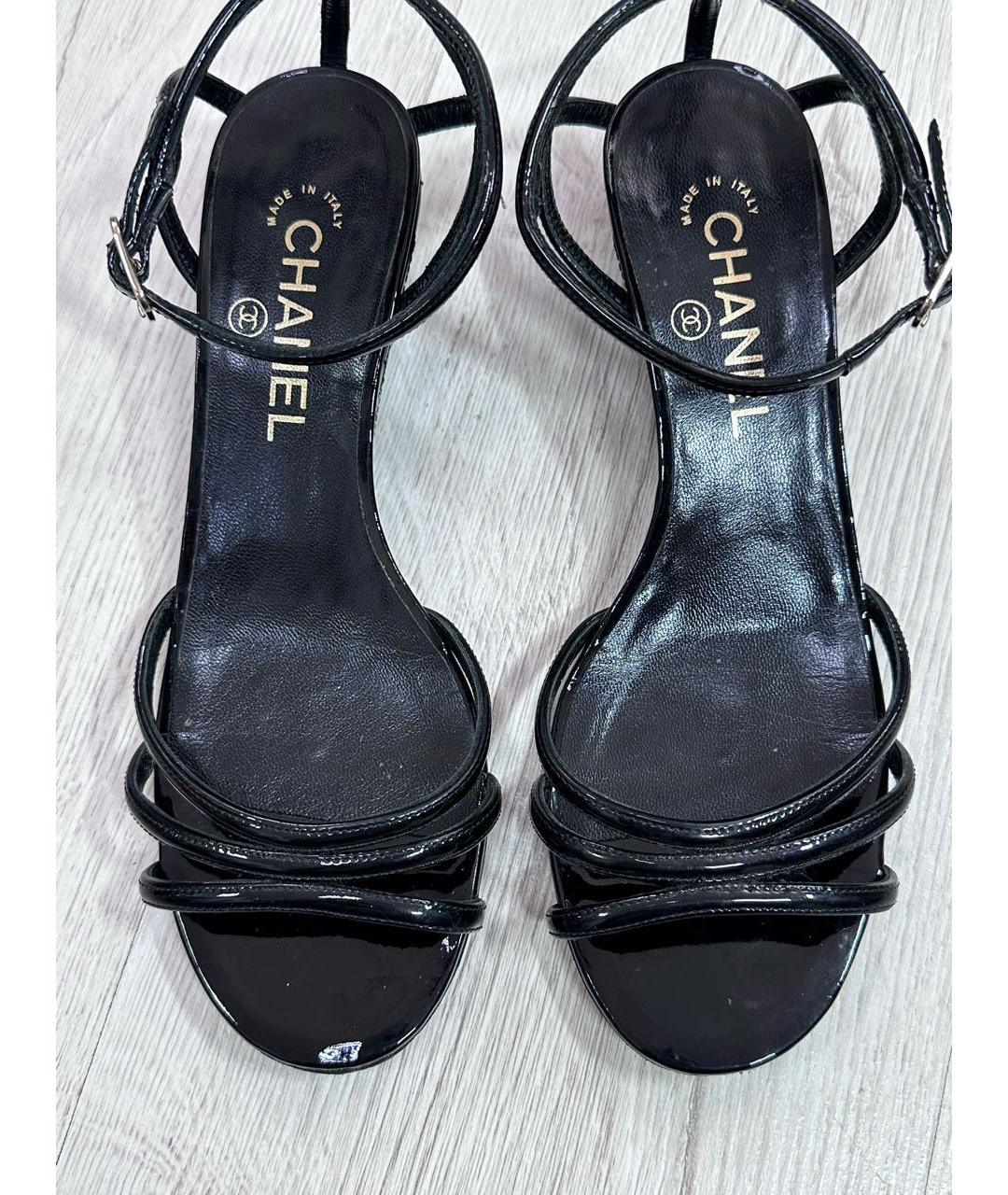 CHANEL Черные босоножки из лакированной кожи, фото 3