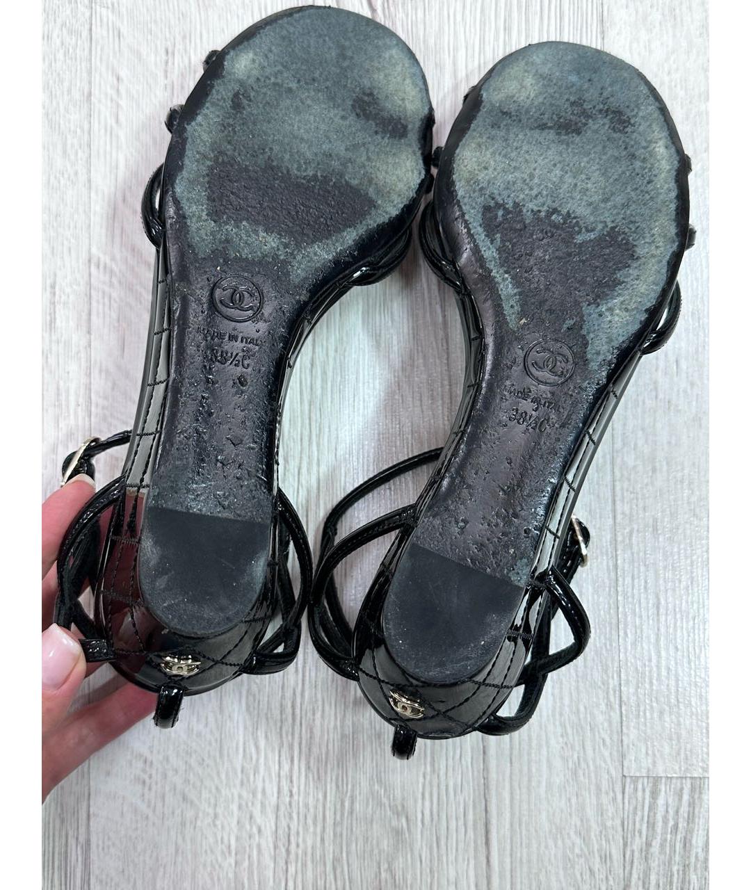 CHANEL Черные босоножки из лакированной кожи, фото 5