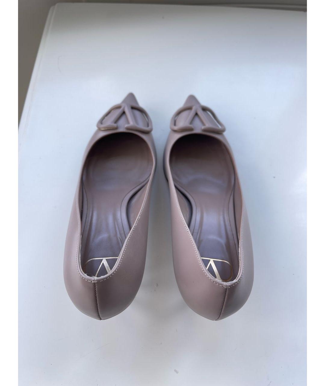 VALENTINO Бежевые кожаные лодочки на низком каблуке, фото 3