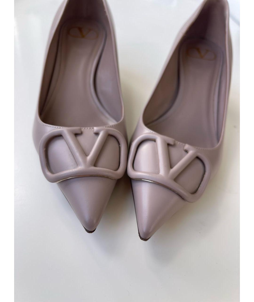 VALENTINO Бежевые кожаные лодочки на низком каблуке, фото 6