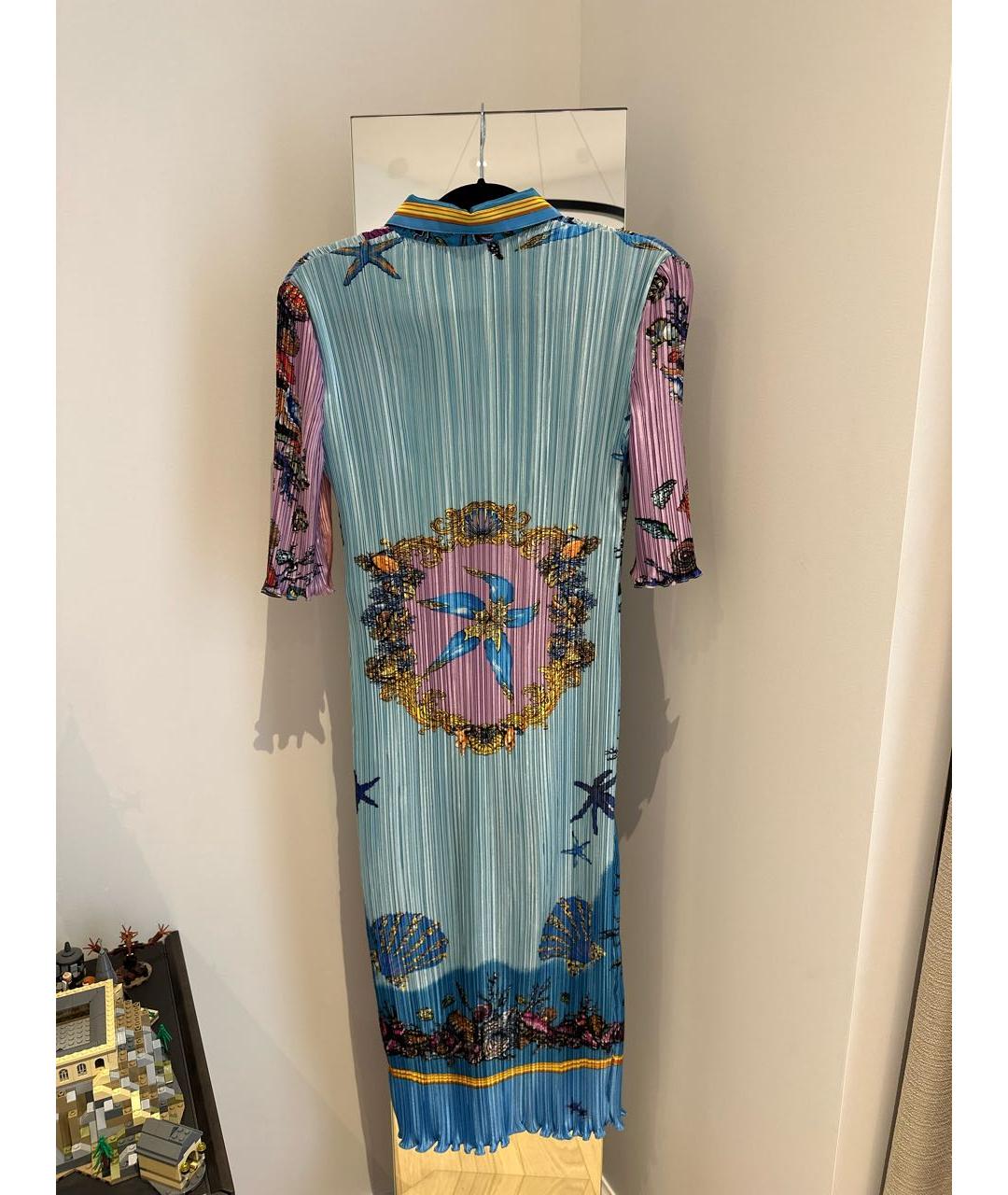 VERSACE Бирюзовое полиэстеровое повседневное платье, фото 2